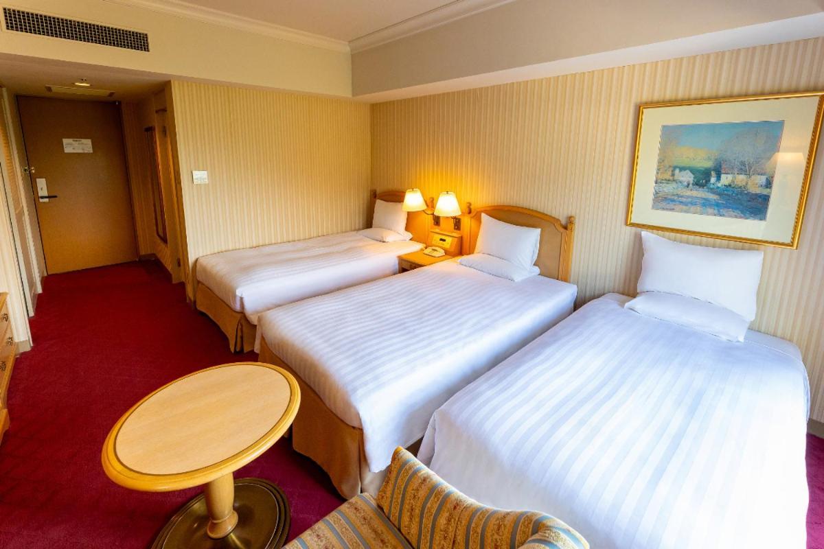 Hotel Okura Jr Huis Ten Bosch Sasebo Exterior foto A room at the hotel