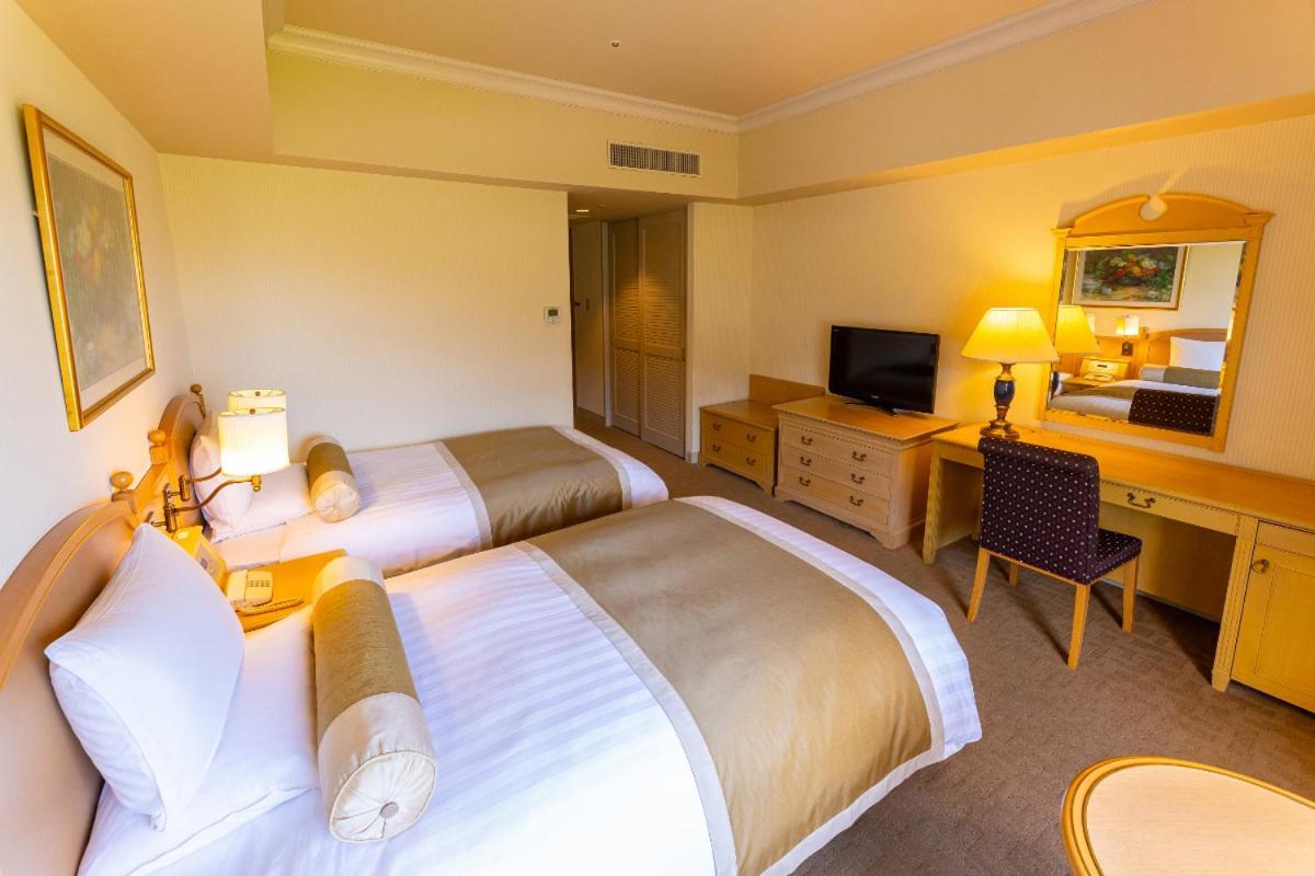 Hotel Okura Jr Huis Ten Bosch Sasebo Exterior foto A room at the hotel